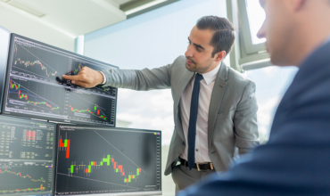 man teaching trading via screens